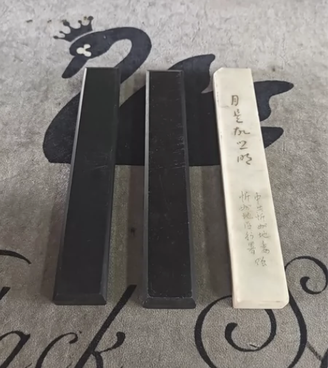 特价秒，镇纸一对，黑色像是石头的，肯定不是...