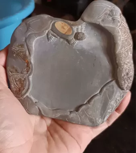 端砚，原装石眼，随形带石皮，浅浮雕荷趣图。...