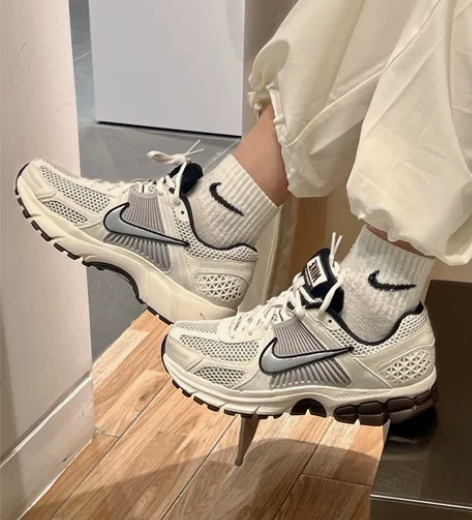 耐克（NIKE）ZOOM VOMERO 5...