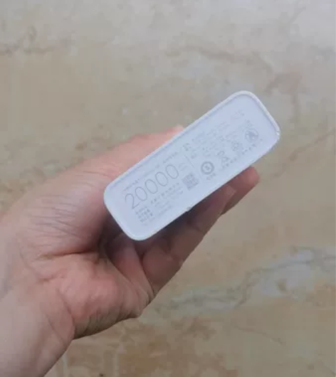 出小米充电宝2000毫安一个，线丢了。 感...