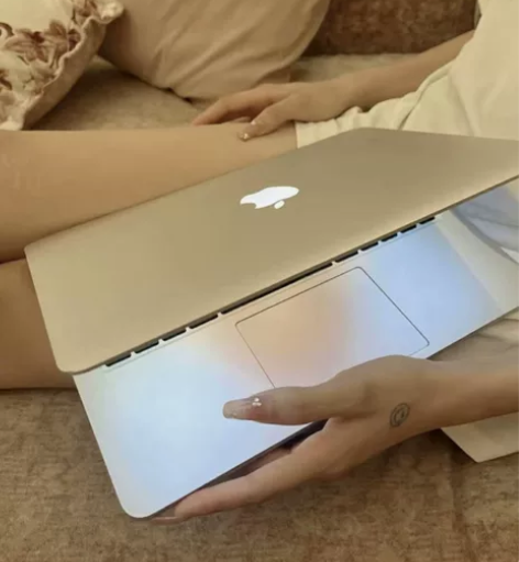 本小姐转让22年买的M1顶配自用苹果笔记本...