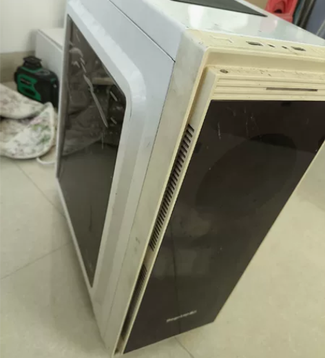 电脑机箱，大机箱带电源4个灯光风扇。前面侧...