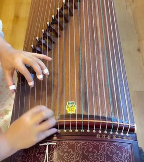 家里孩子学的敦煌古筝，古筝8000多买的，...