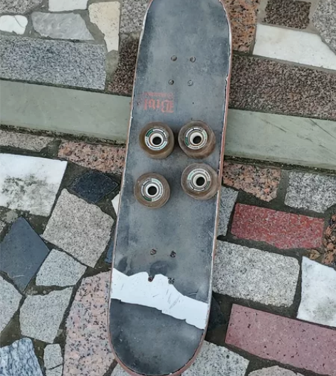 大学买的滑板，送四个公路轮子，去贴一张皮还...