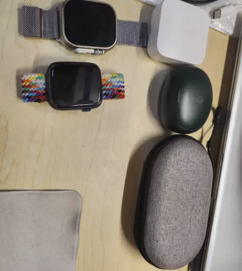 闲置二手数码物品，打包出 仨蓝牙耳机，俩华...