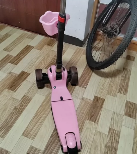 搬家,出闲置物品 小孩滑板车,可坐,是5公...