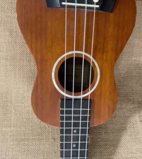 尤克里里 初学者 是比较便宜的那种没有调音...