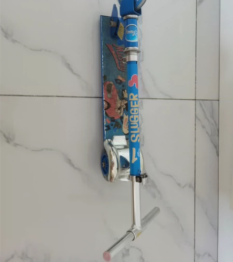 出迪士尼儿童滑板车，颜色为蓝色，款式为三轮...