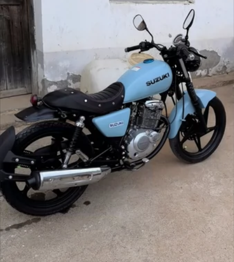 正品原装改色铃木复古125cc摩托车街车省...