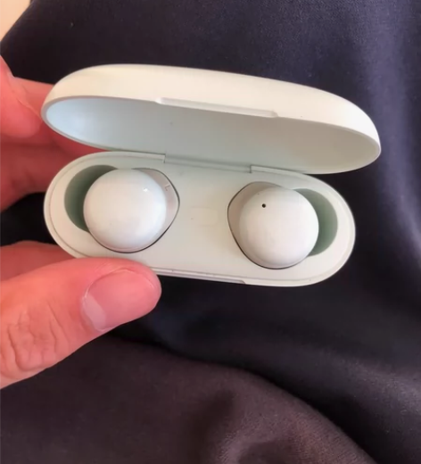 qcyt17 左耳破了 有能力可以粘 其他...