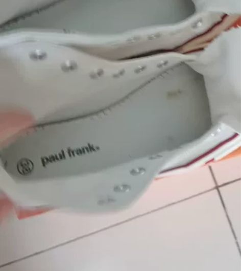 大嘴猴白色高帮帆布鞋，38标准码，鞋子很软...