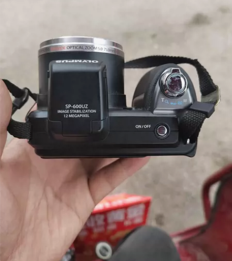 以前买的奥林巴斯相机一个！好几年没用了，不...