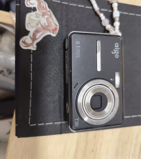 出爱国者t30，镜头有点问题，就是拍照很糊...