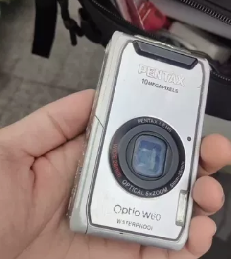 宾得w60，功能正常，成色如图，轻微暗角条...