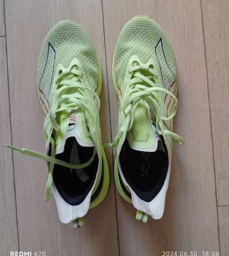 安踏马赫，估计跑了100公里吧，不想穿了。...