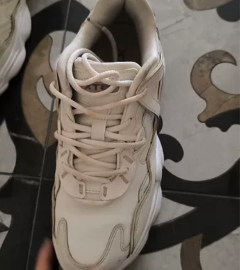 特步运动鞋，没穿几次，无任何磨损，很新，5...