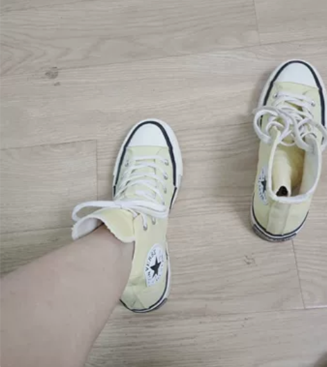 出一款黄色匡威高帮帆布鞋37码，品牌是Co...