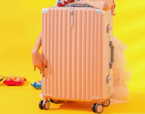 出锐承品牌的行李箱，拥有经典的白色外观和时...