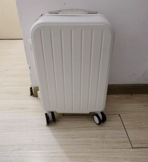 出旅行箱，颜色为白色，款式为20寸登机箱。...