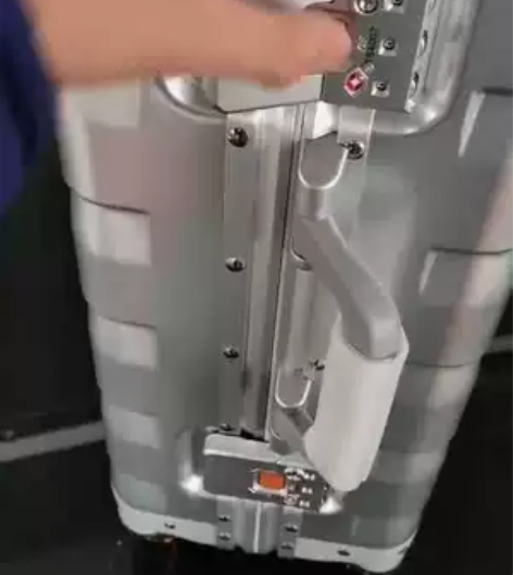 全铝镁合金拉杆箱,性价比堪称千元旅行箱。2...