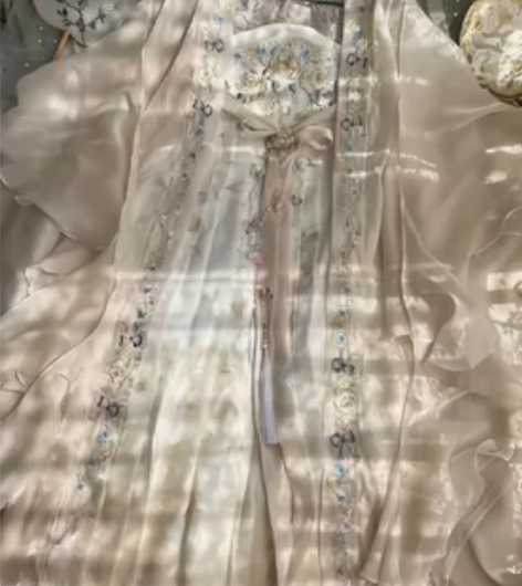 穿过3小时 有微微瑕 价格可另谈(可小刀)