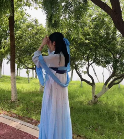 闲置汉服，晚上拍摄，无美颜无滤镜。本人身高...