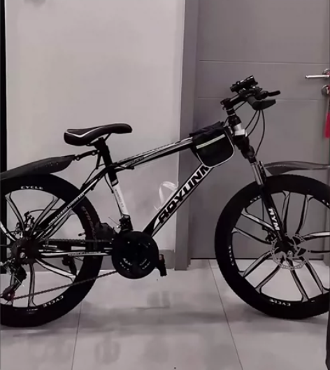 由于大学生都放假了，店内还有很多全新未拆封...