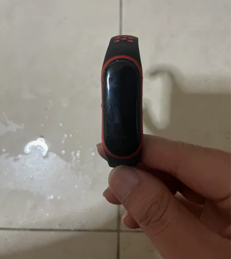 出一个小米手环6，微瑕，功能无碍，不刀不包...