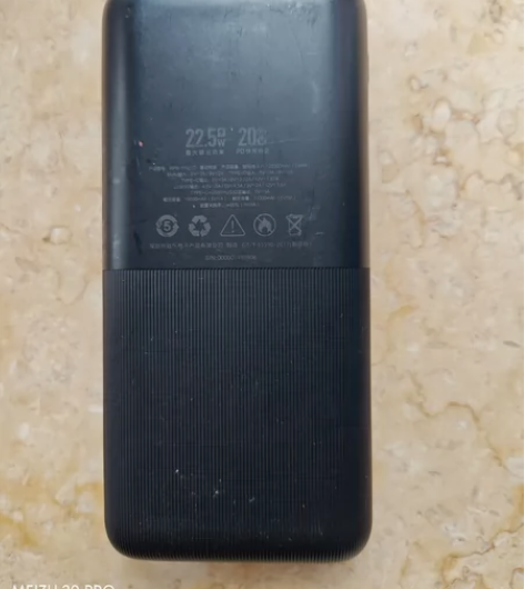 低价出一个移动电源(充电宝)，去年买的，只...