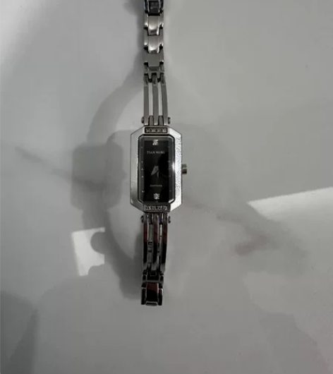 天王女士手表，九成新，带碎钻，轻微使用痕迹...