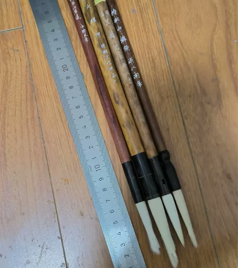 有瑕疵毛笔4支。火炬精品玉兰蕊、玉峰特制中...