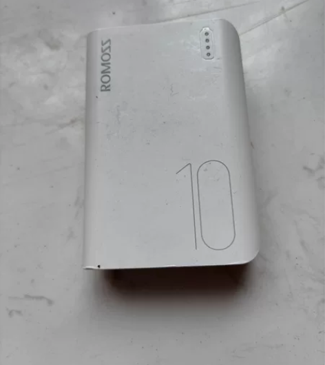 正品罗马仕充电宝,用过十几次,九成新,原价...