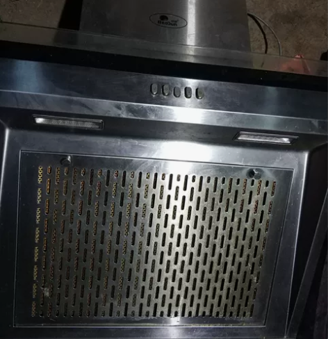 出红日品牌的不锈钢抽油烟机，颜色为银色。具...