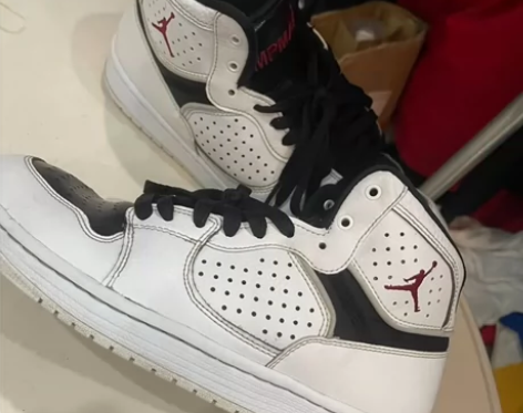 澳门购回800+，自穿走路1年，正常损耗，...