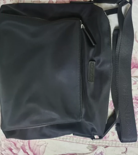 全新稻草人黑色单肩包斜挎包，横款。京东自营购买。长约34cm...