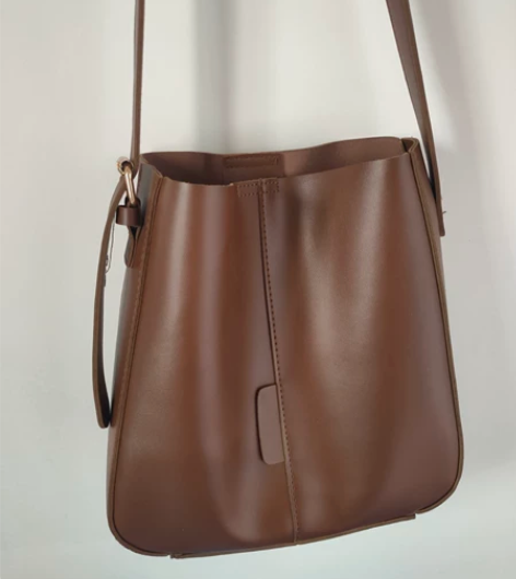 出手一个九成新的大容量包包 时尚水桶包质感...