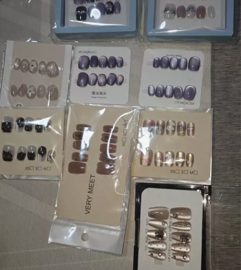 出全新穿戴甲，有些码买大了，有些太长了戴着...