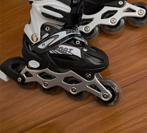 全新儿童户外单排溜冰鞋四轮闪光旱冰鞋成年男...