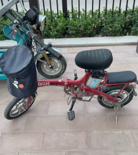 新日，锂电折叠电动车，电瓶是在2021年更...