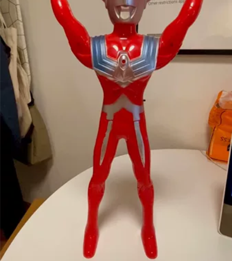 音乐奥特曼51cm 挺大的是塑料的，可以和...