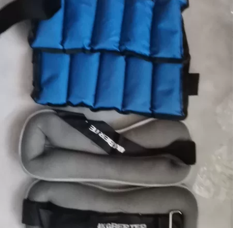 出【可调节的沙袋绑腿】，蓝色沙袋重1kg，...