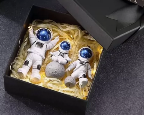 店铺倒闭，清一批宇航员模型汽车摆件5.8元...