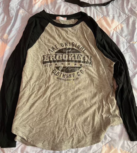 灰黑配色上衣 垂感十足 整体上身十分显瘦衣...