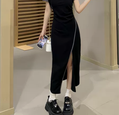 服装店尾货，原价200多，很有设计感的一款...