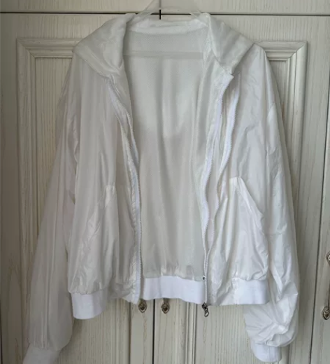 白色防晒衣，双拉链设计款，面料很舒服蛮有质...