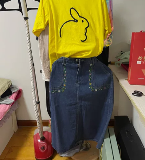 ?开叉刺绣牛仔半身裙女春秋新款大码胖mm高...