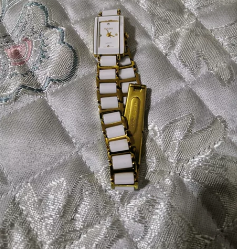 库存多年以前全新的电子石英手表没有佩戴过。...