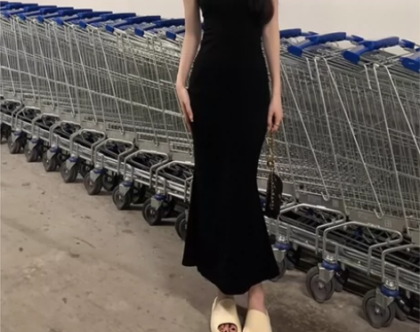 黑色吊带连衣裙女夏季2024新款辣妹性感修...