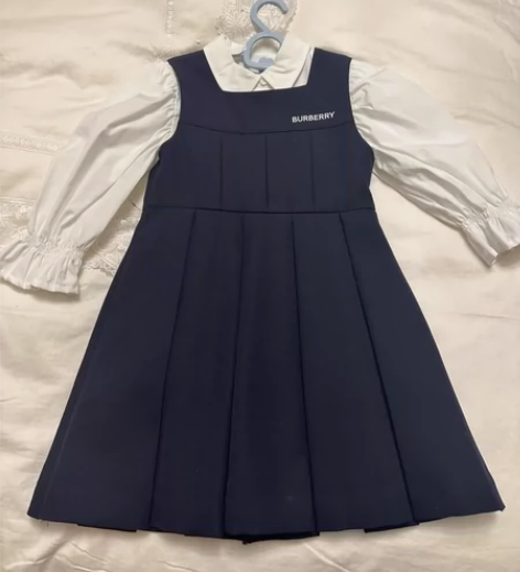 burberry童装 学院风套装 穿一次已...