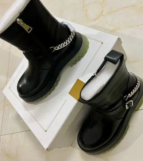 全新未拆封靴子女低价出售！ 这双靴子是全新的，连包装都没有拆...